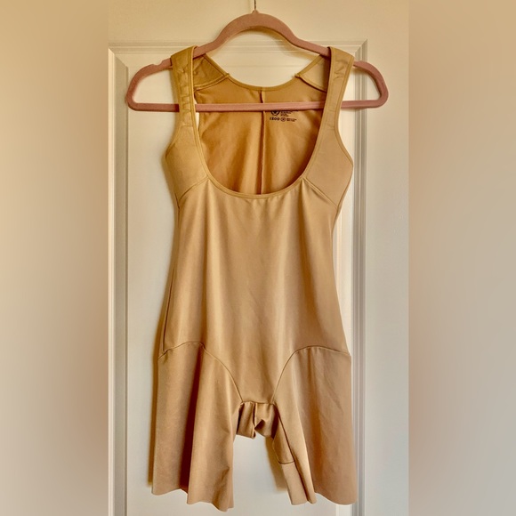LN IZOD BODY SHAPER. NO UNDERWIRE. WORKS TO GIVE YOUR BODY THAT SMOOTH SHAPE. - Picture 1 of 4